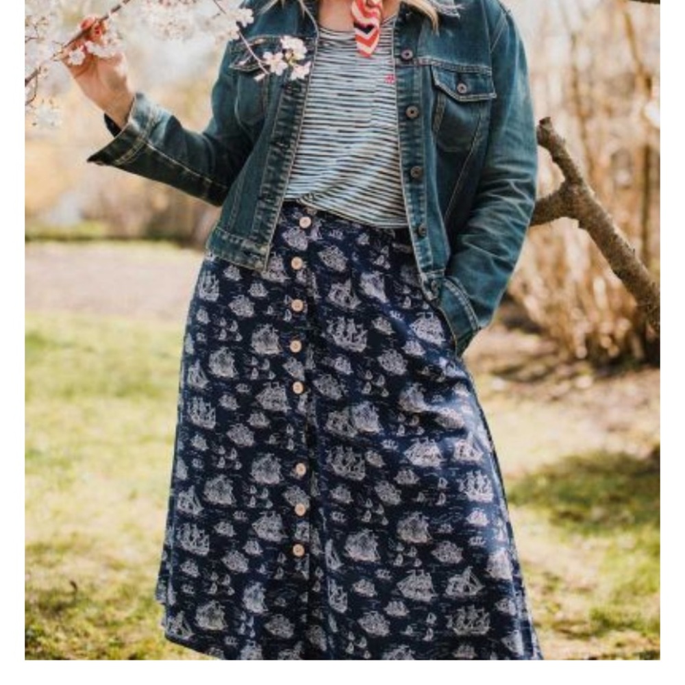 Super cute ships print skirt by Joanie!